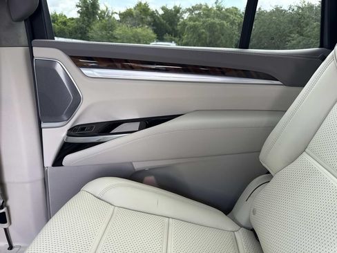 New 2026 Cadillac Escalade Platinum Luxury w/ LPO, Radiant Package AWD/4WD image 15