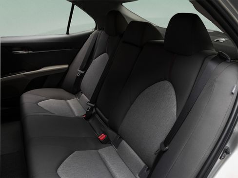 Used 2020 Toyota Camry LE w/ Convenience Package FWD image 18