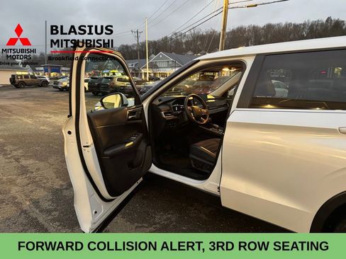 Used 2024 Mitsubishi Outlander 4WD Plug-In Hybrid image 8