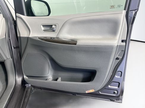 Used 2020 Toyota Sienna XLE w/ XLE Navigation Package FWD image 35