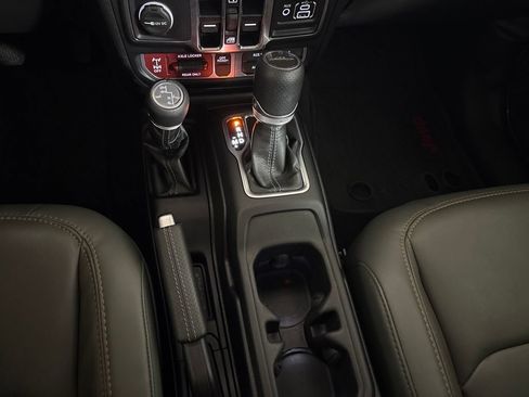 Used 2024 Jeep Gladiator Mojave w/ Convenience Group AWD/4WD image 14