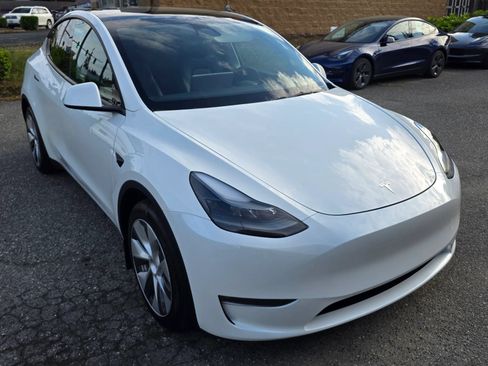 Used 2023 Tesla Model Y Long Range AWD/4WD image 3