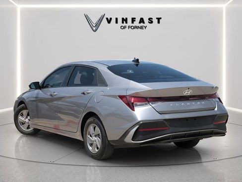 Used 2025 Hyundai Elantra SE FWD image 2