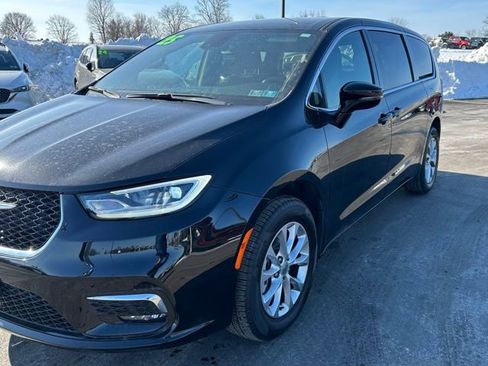 Used 2025 Chrysler Pacifica Select image 3