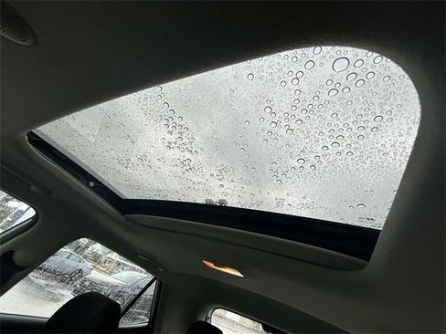 Used 2023 Hyundai Venue SEL image 19