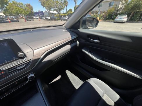 Used 2025 Nissan Altima 2.5 SV FWD image 30