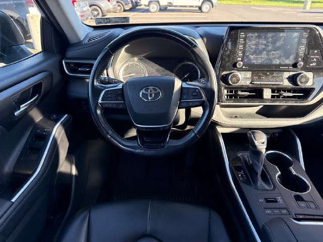 Used 2021 Toyota Highlander XLE AWD/4WD image 22