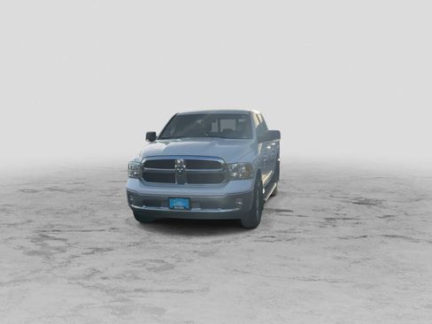 Used 2019 RAM 1500 Classic SLT w/ Luxury Group image 3