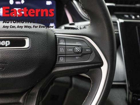 Used 2023 Jeep Grand Cherokee L Laredo image 16