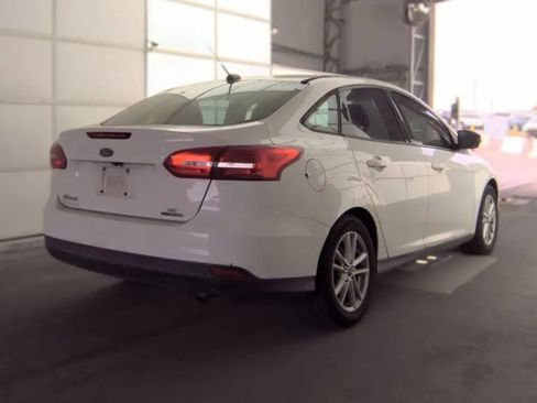 Used 2015 Ford Focus SE FWD image 2