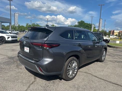 Used 2024 Toyota Highlander Platinum FWD image 3