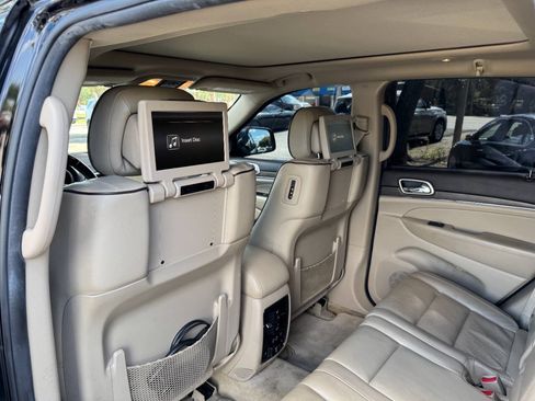 Used 2017 Jeep Grand Cherokee Overland w/ Jeep Active Safety Group AWD/4WD image 12