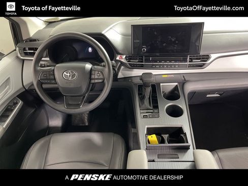 Used 2025 Toyota Sienna LE w/ LE Plus Package image 15