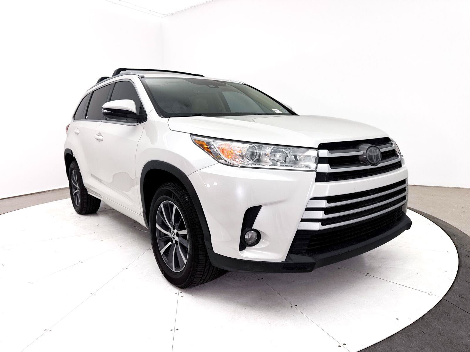 Used 2018 Toyota Highlander XLE FWD image 1