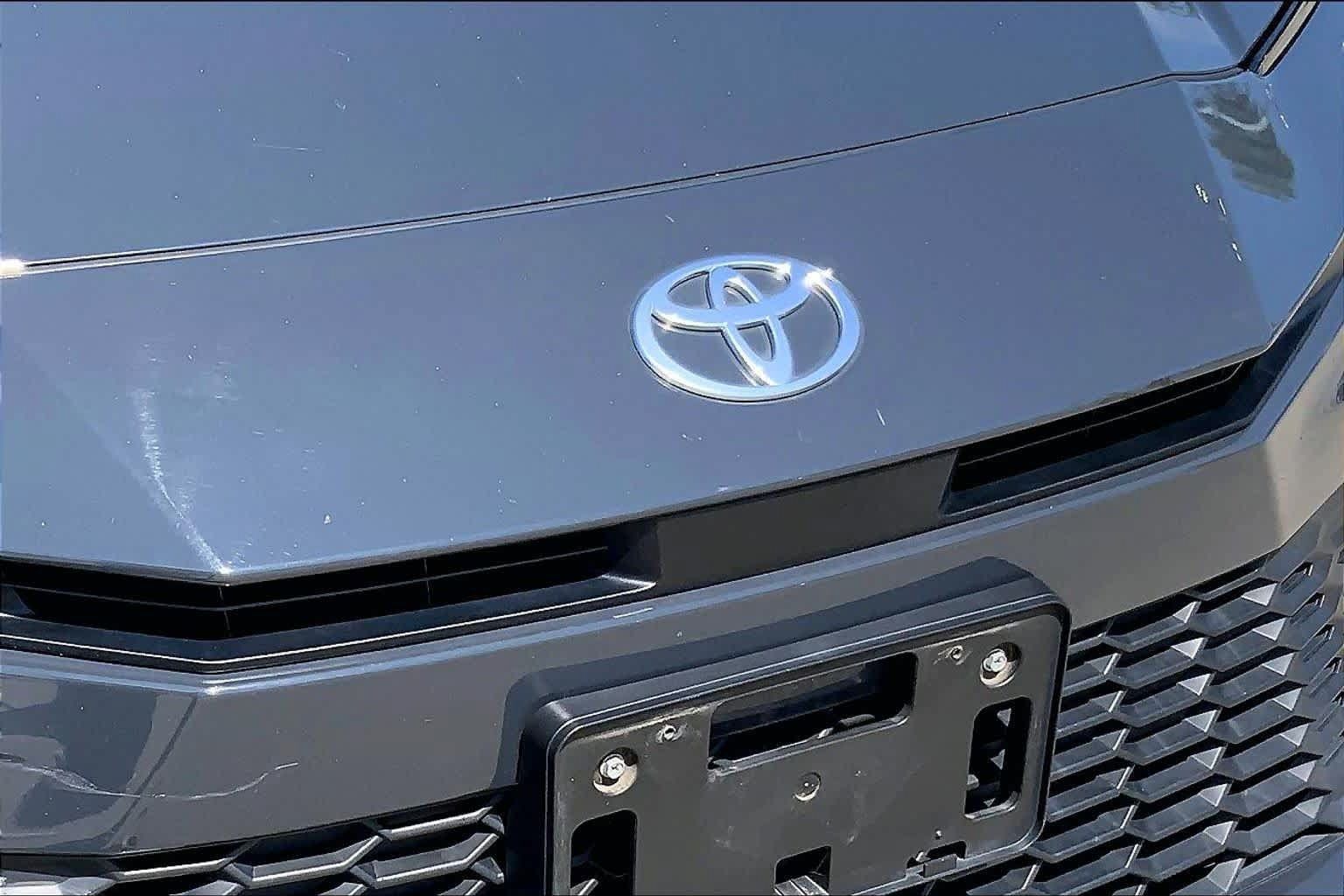 Used 2025 Toyota Camry SE FWD image 31