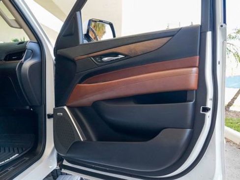 Used 2019 Cadillac Escalade ESV Premium Luxury image 75