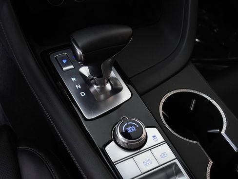 Used 2025 Genesis G70 2.5T image 14