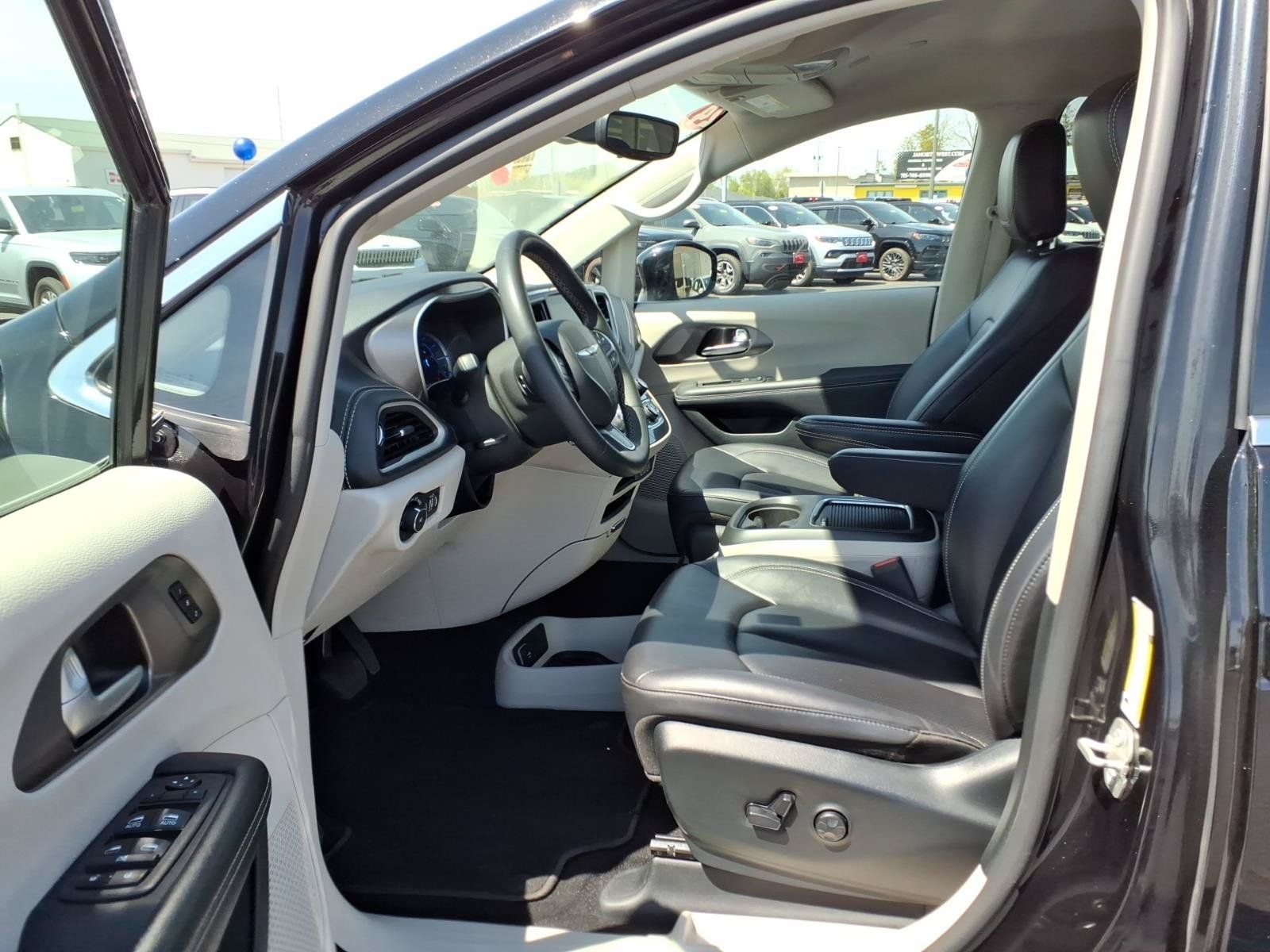 Used 2024 Chrysler Pacifica Limited FWD image 10