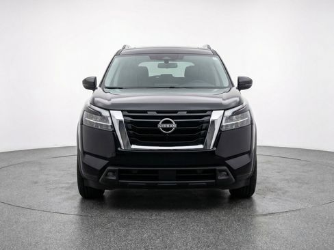 Used 2025 Nissan Pathfinder SV image 2