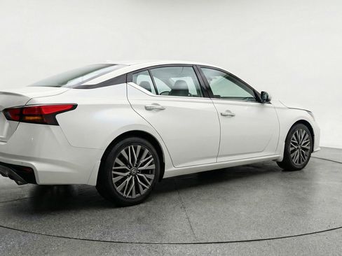 Used 2025 Nissan Altima 2.5 SV image 9