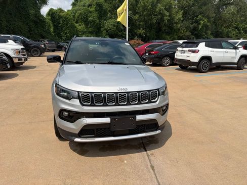 Used 2025 Jeep Compass Limited AWD/4WD image 4