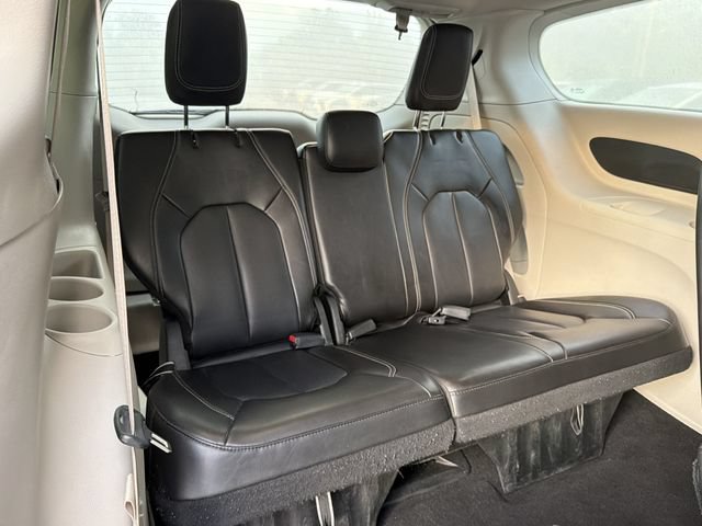 Used 2023 Chrysler Pacifica Touring-L FWD image 16