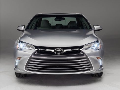 Used 2016 Toyota Camry SE FWD image 2