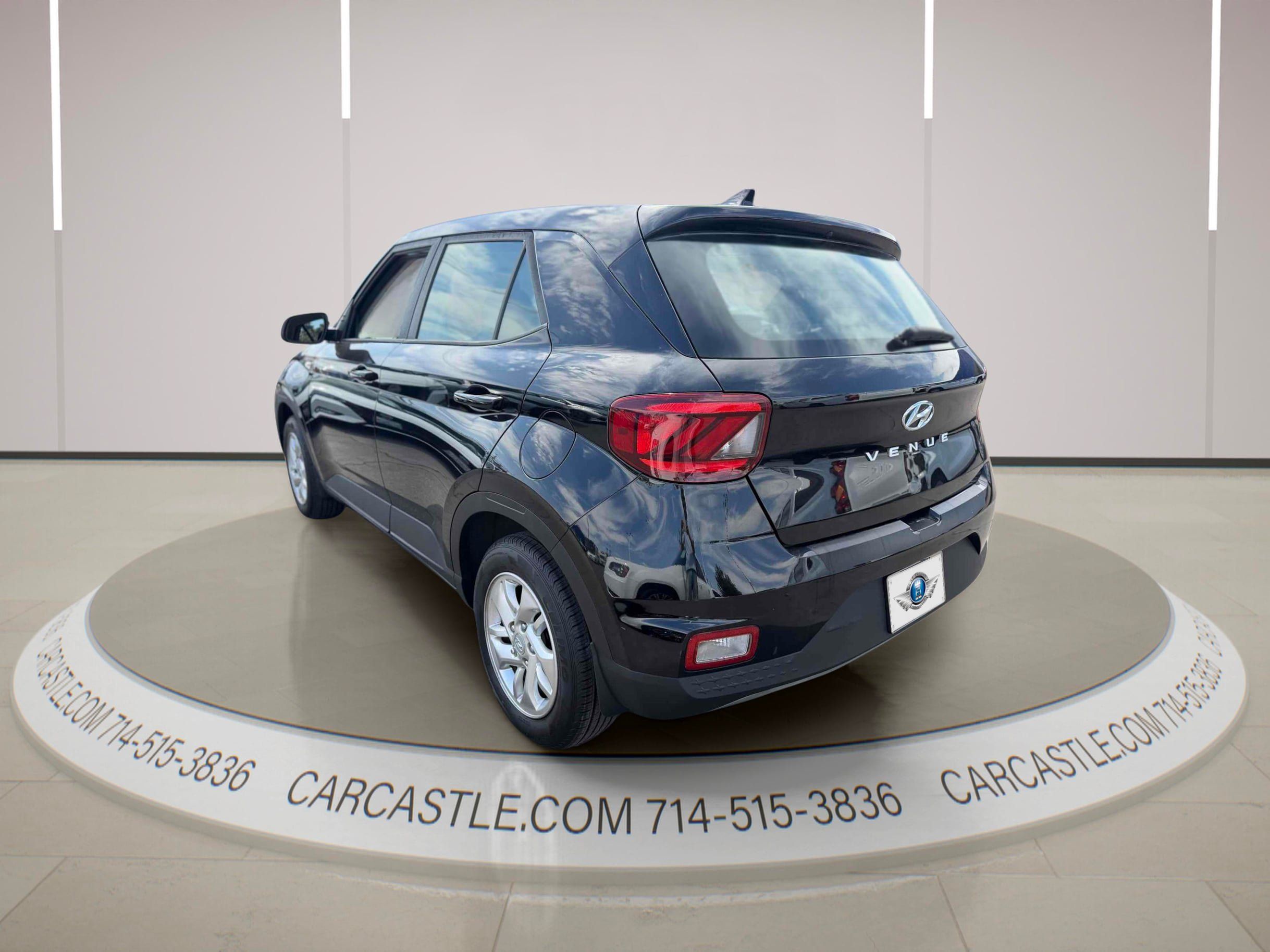 Used 2021 Hyundai Venue SE FWD image 3
