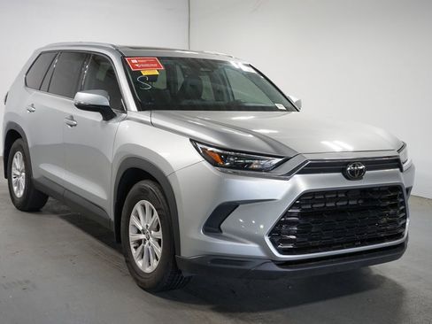 Used 2024 Toyota Grand Highlander FWD image 3