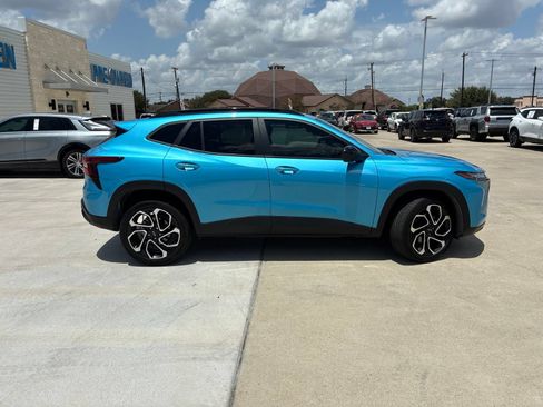 Used 2025 Chevrolet Trax RS w/ Sunroof Package FWD image 2