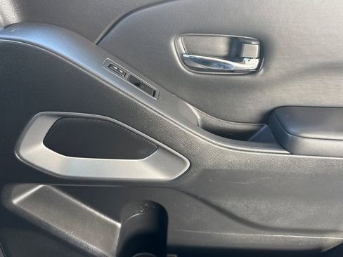 Used 2023 Nissan Frontier SV w/ Technology Package image 25