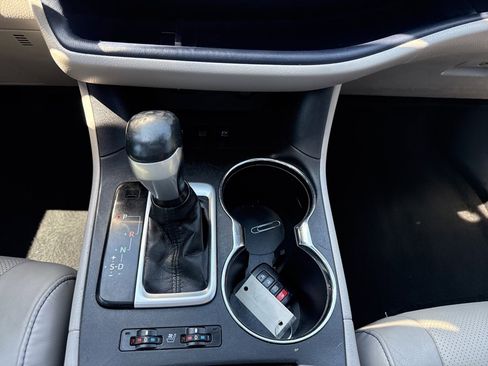 Used 2016 Toyota Highlander Limited image 16