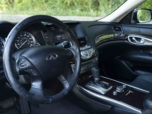 Used 2018 INFINITI Q70 Luxe RWD image 16