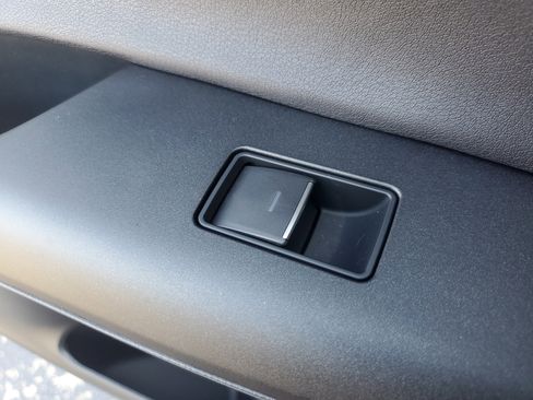 Used 2023 Toyota Venza LE image 14