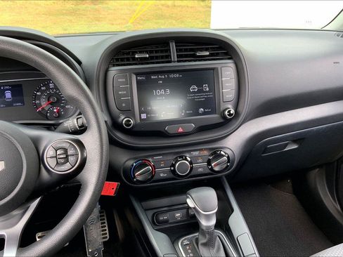 Used 2022 Kia Soul LX w/ Technology Package FWD image 6