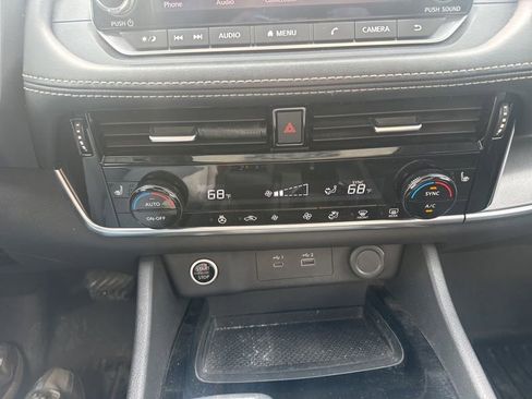 Used 2021 Nissan Rogue SV w/ Premium Package image 16