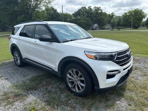 Used 2024 Ford Explorer XLT w/ Equipment Group 202A RWD image 3
