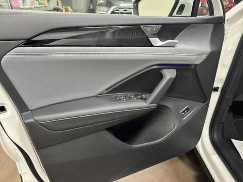 New 2025 Volkswagen Tiguan SE image 14