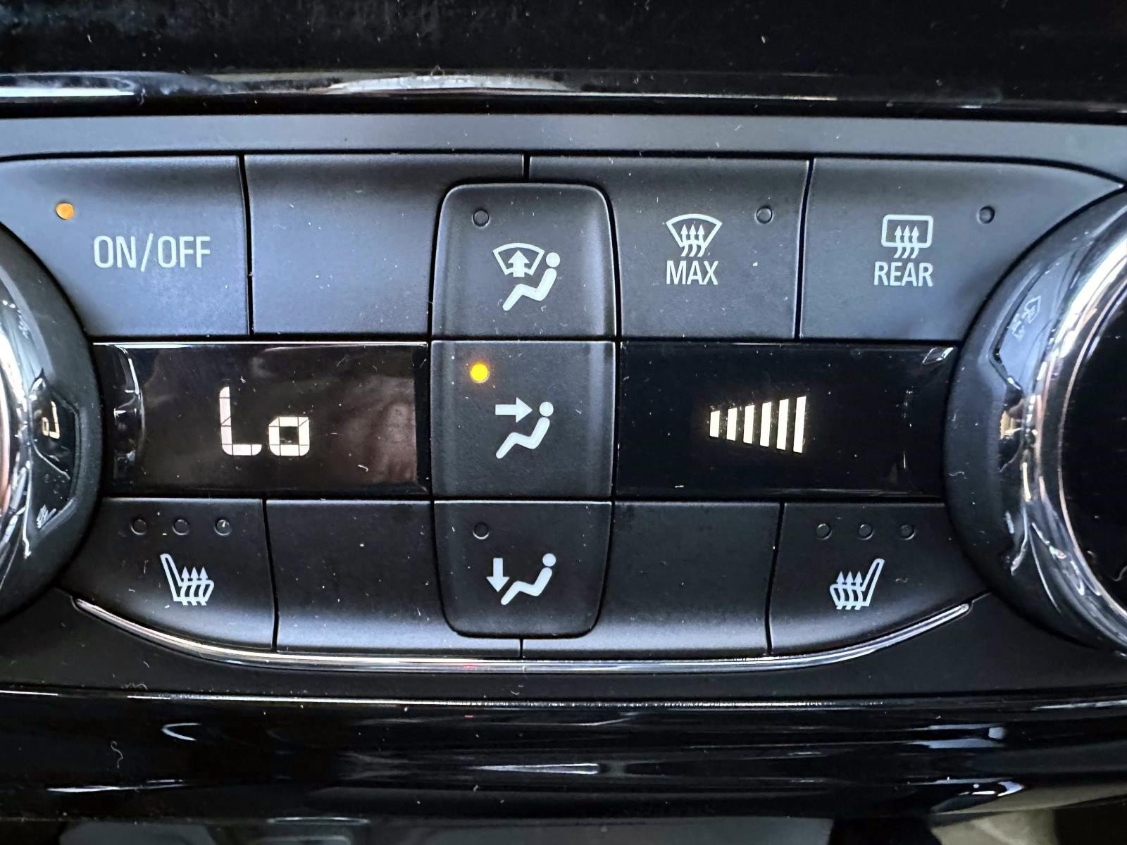 Used 2024 Chevrolet Trax RS FWD image 23