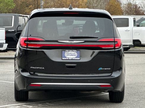 Used 2024 Chrysler Pacifica Select image 5