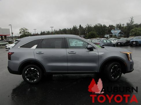 Used 2025 Kia Sorento S w/ Panoramic Sunroof Package image 3