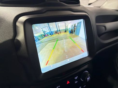 Used 2023 Jeep Renegade Latitude AWD/4WD image 18
