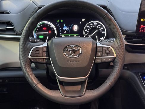 Used 2024 Toyota Sienna Limited image 7