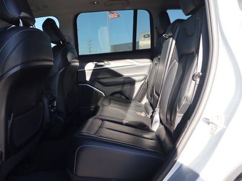 Used 2022 Jeep Grand Cherokee Limited image 10