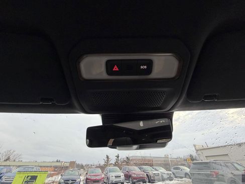 Used 2025 Rivian R1S Premium image 19