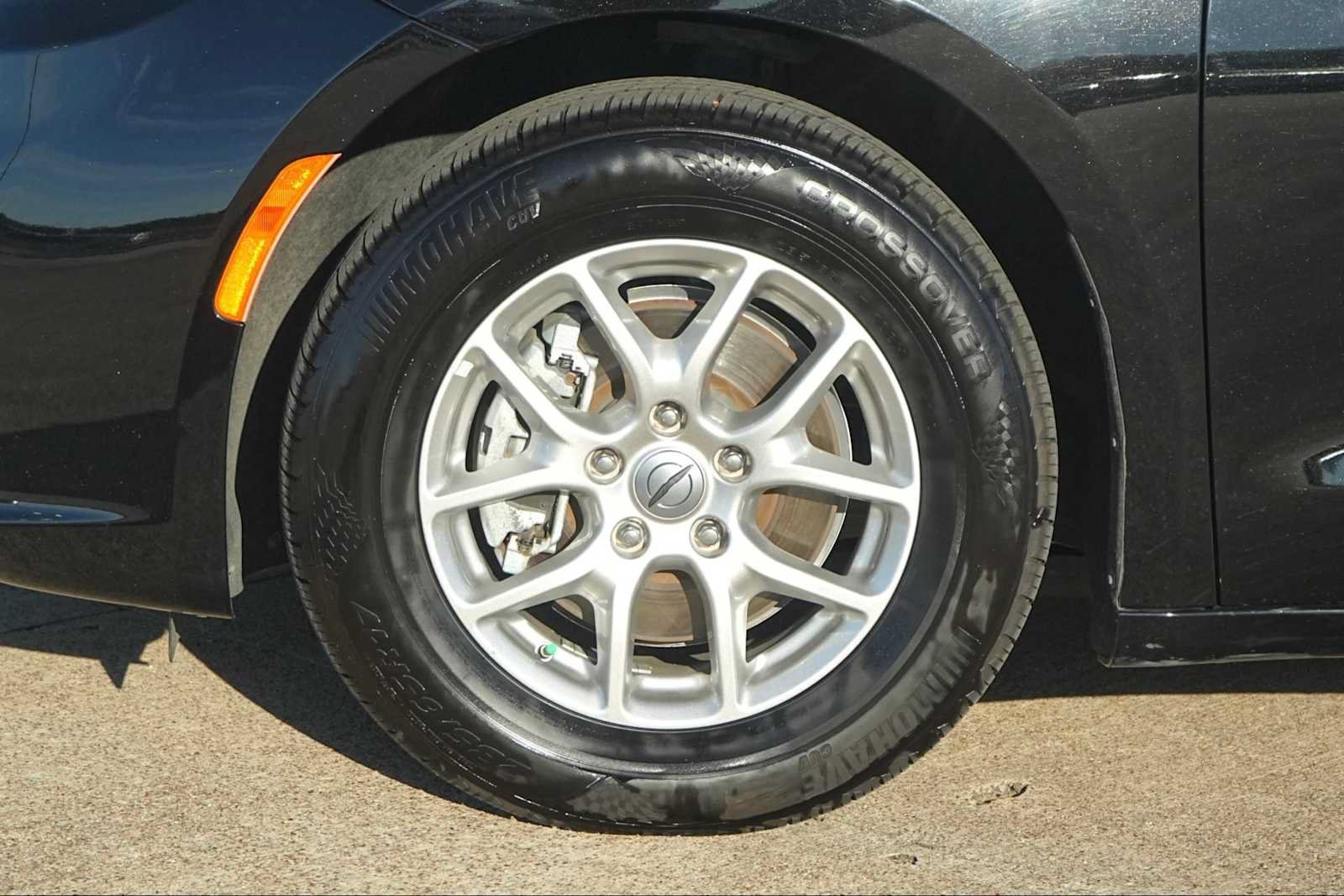 Used 2024 Chrysler Pacifica Touring-L FWD image 7