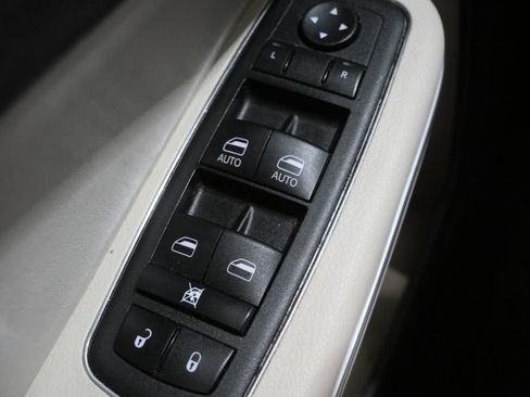 Used 2023 Chrysler 300 Touring RWD image 10