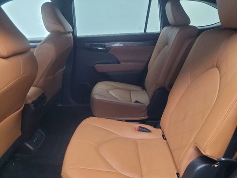 Used 2021 Toyota Highlander Platinum image 18