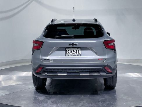 Used 2025 Chevrolet Trax RS FWD image 12