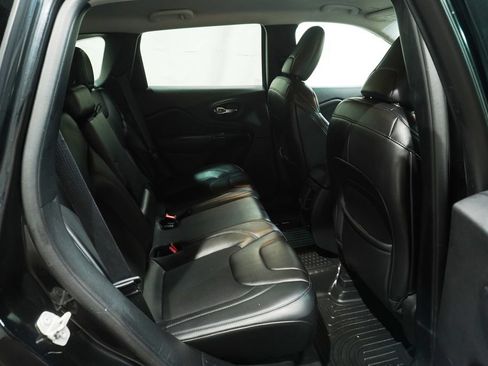 Used 2019 Jeep Cherokee Latitude Plus AWD/4WD image 15